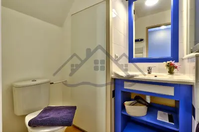 Salle de bains dans l'établissement LocaLise - Maison G4 au Guilvinec - A 50m de la mer avec jardin et piscine - Tout à pied, plages, port, centre, commerces, marché - Wifi inclus - Animaux bienvenus - Linge de lit inclus