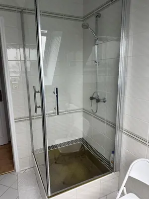 Salle de bains dans l'établissement Chambres d'hôtes du Theven