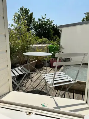 Balcon ou terrasse dans l'établissement Apparts 17 avec cachet au centre petite citée de caractère