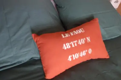 Coin salon dans l'établissement Apparts 17 avec cachet au centre petite citée de caractère