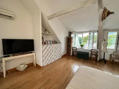Télévision ou salle de divertissement dans l'établissement Apparts 17 avec cachet au centre petite citée de caractère
