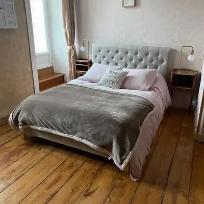 Apparts 17 avec cachet au centre petite citée de caractère