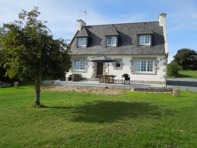 Jardin de l'établissement En Bretagne, villa de 2 à 8 pers , meublé de tourisme 3 étoiles nichée dans un écrin de verdure à 2500m de la plage