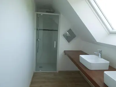 Salle de bains dans l'établissement En Bretagne, villa de 2 à 8 pers , meublé de tourisme 3 étoiles nichée dans un écrin de verdure à 2500m de la plage
