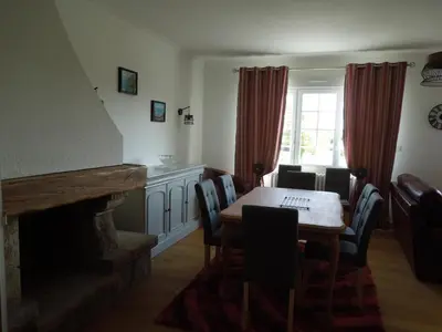Coin salon dans l'établissement En Bretagne, villa de 2 à 8 pers , meublé de tourisme 3 étoiles nichée dans un écrin de verdure à 2500m de la plage