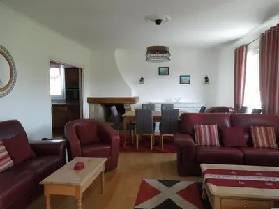 Coin salon dans l'établissement En Bretagne, villa de 2 à 8 pers , meublé de tourisme 3 étoiles nichée dans un écrin de verdure à 2500m de la plage