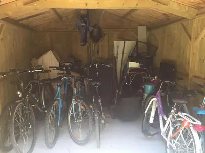 Vélo sur le terrain de l'établissement Le Paradis de Sophie ou dans les environs