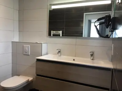 Salle de bains dans l'établissement nuit sur le pont 3