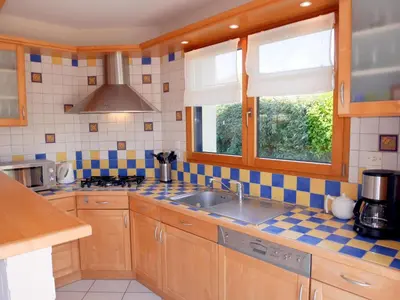 Cuisine ou kitchenette dans l'établissement Holiday Home in Plouneour near Sandy Beach