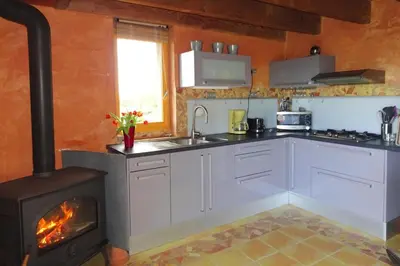 Cuisine ou kitchenette dans l'établissement Stone House near Rosa Granite Coast