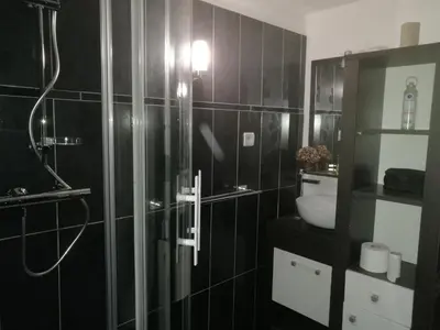 Salle de bains dans l'établissement FLOREVA 43 Proche plage et thalasso