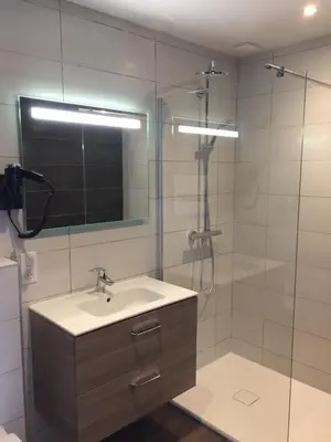 Salle de bains dans l'établissement nuit sur le pont 5