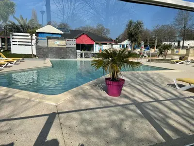 Piscine de l'établissement Mobil home Domaine de Kerlann ou située à proximité