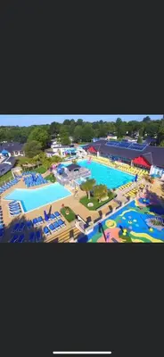 Piscine de l'établissement Mobil home Domaine de Kerlann ou située à proximité