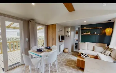 Télévision ou salle de divertissement dans l'établissement Mobil home Domaine de Kerlann