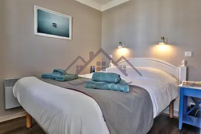 Un ou plusieurs lits dans un hébergement de l'établissement LocaLise au Guilvinec - A16 - Vue sur la mer, la piscine et le jardin - Tout à pied, plages, port, centre, commerces, marché - Wifi inclus - Animaux bienvenus - Linge de lit inclus