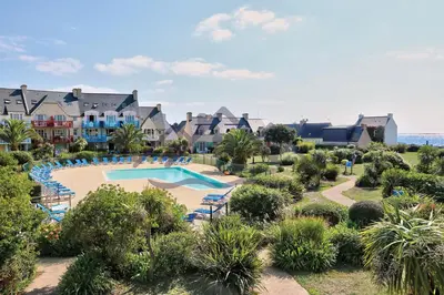 Piscine de l'établissement LocaLise au Guilvinec - A16 - Vue sur la mer, la piscine et le jardin - Tout à pied, plages, port, centre, commerces, marché - Wifi inclus - Animaux bienvenus - Linge de lit inclus ou située à proximité
