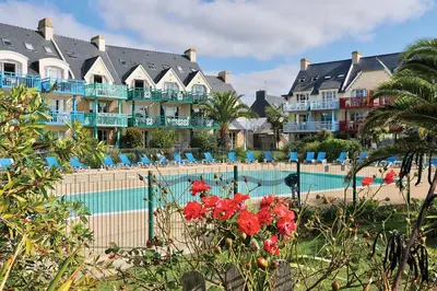 Piscine de l'établissement LocaLise au Guilvinec - A16 - Vue sur la mer, la piscine et le jardin - Tout à pied, plages, port, centre, commerces, marché - Wifi inclus - Animaux bienvenus - Linge de lit inclus ou située à proximité
