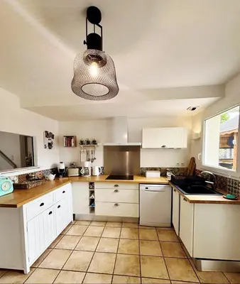 Cuisine ou kitchenette dans l'établissement La villa Ty Mor Braz