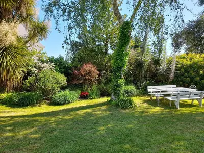 Jardin de l'établissement Grande maison avec extension d'architecte à 700m de la plage
