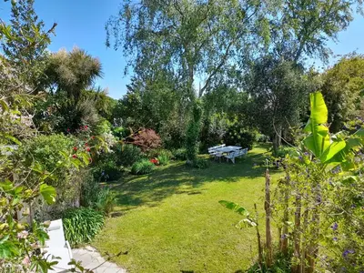 Jardin de l'établissement Grande maison avec extension d'architecte à 700m de la plage