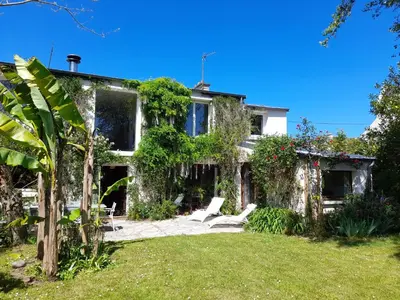 Jardin de l'établissement Grande maison avec extension d'architecte à 700m de la plage