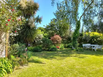 Jardin de l'établissement Grande maison avec extension d'architecte à 700m de la plage