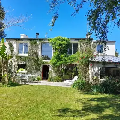 Grande maison avec extension d'architecte à 700m de la plage