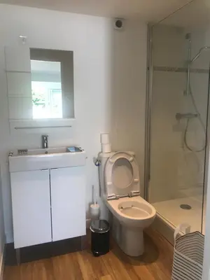 Salle de bains dans l'établissement Appartement et Studio Gîtes de L'Odet