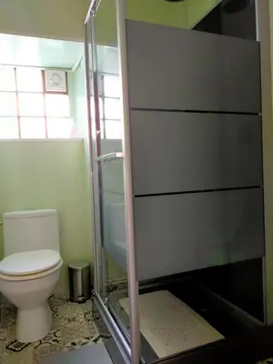 Salle de bains dans l'établissement L'éléphant Blanc de ConcarnOLoc