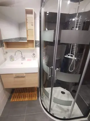 Salle de bains dans l'établissement GÎTE 200 M BORD DE MER SUR GR34