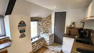 Cuisine ou kitchenette dans l'établissement KerLudi Le Ptit St Roch, gîte de charme 5km de la mer
