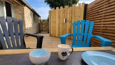 Terrasse ou espace extérieur de l'établissement KerLudi Le Ptit St Roch, gîte de charme 5km de la mer