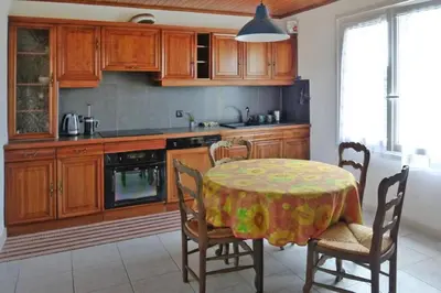 Cuisine ou kitchenette dans l'établissement Detached House near beaches