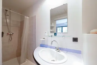 Salle de bains dans l'établissement Logis Hôtel Le Keréden