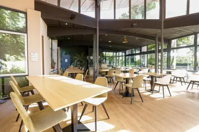 Restaurant ou autre lieu de restauration dans l'établissement Logis Hôtel Le Keréden