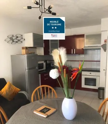 Cuisine ou kitchenette dans l'établissement Appartement cosy 100m plage de Pentrez