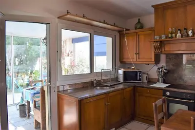 Cuisine ou kitchenette dans l'établissement Grande Maison VUE SUR MER 9 pers à Trébeurden - Réf 682
