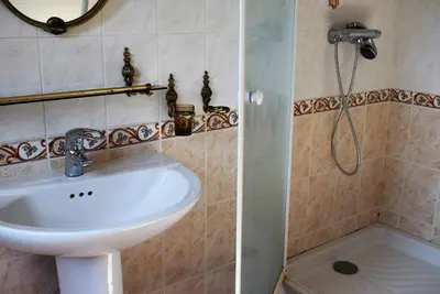 Salle de bains dans l'établissement Grande Maison VUE SUR MER 9 pers à Trébeurden - Réf 682