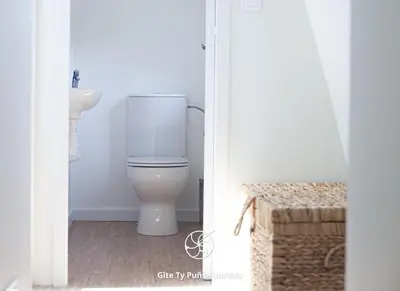 Salle de bains dans l'établissement Ty Puns - Gîte écoresponsable dans un espace verdoyant en centre-ville