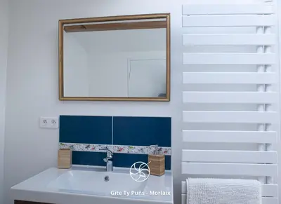Salle de bains dans l'établissement Ty Puns - Gîte écoresponsable dans un espace verdoyant en centre-ville