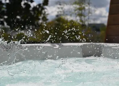 Piscine de l'établissement Ty Puns - Gîte écoresponsable dans un espace verdoyant en centre-ville ou située à proximité