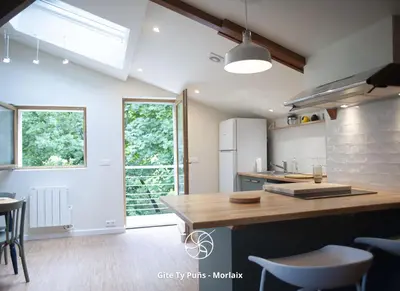 Cuisine ou kitchenette dans l'établissement Ty Puns - Gîte écoresponsable dans un espace verdoyant en centre-ville