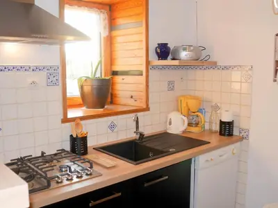 Cuisine ou kitchenette dans l'établissement Stone House in Plouescat near Sandy Beaches