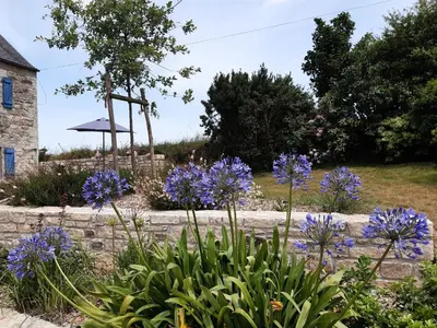 Jardin de l'établissement Stone House in Plouescat near Sandy Beaches