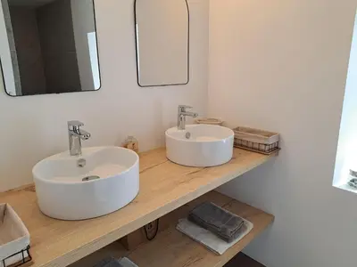 Salle de bains dans l'établissement Stone House in Plouescat near Sandy Beaches