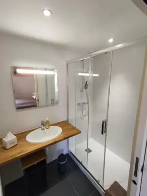 Salle de bains dans l'établissement Chambres d'hôtes, Zimmer, Domaine de Kervennec