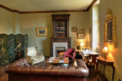 Coin salon dans l'établissement Le Petit Manoir de Kériolet