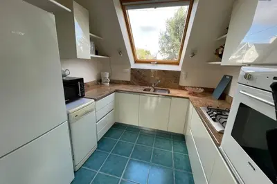 Cuisine ou kitchenette dans l'établissement L'olivier du Cabellou, à 900 m des plages