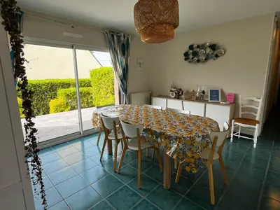 Coin salon dans l'établissement L'olivier du Cabellou, à 900 m des plages